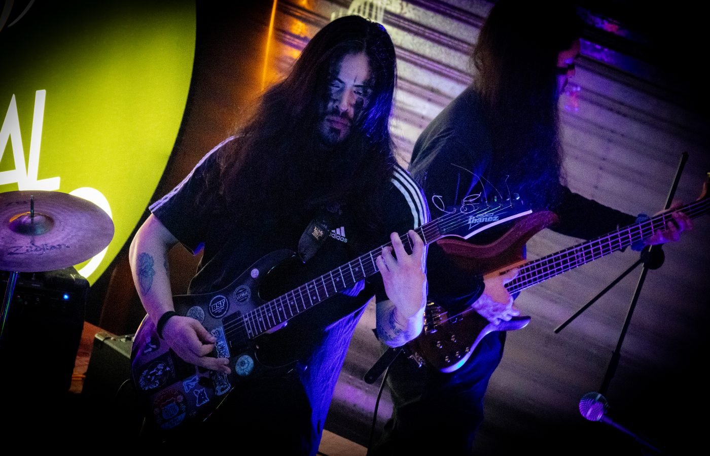 Dos guitarristas de Krohma tocando juntos, Kutral Ko