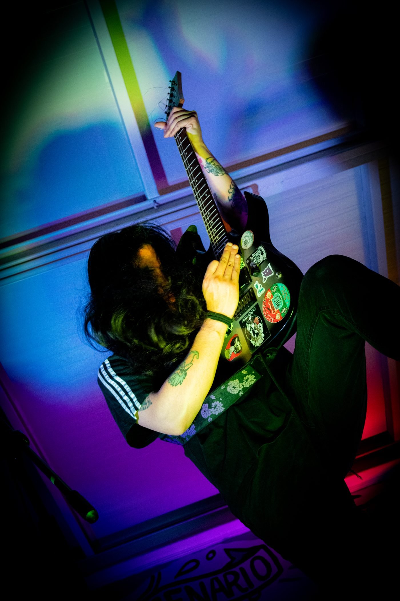 Guitarrista de Krohma haciendo headbanging en pleno show, Kutral Ko