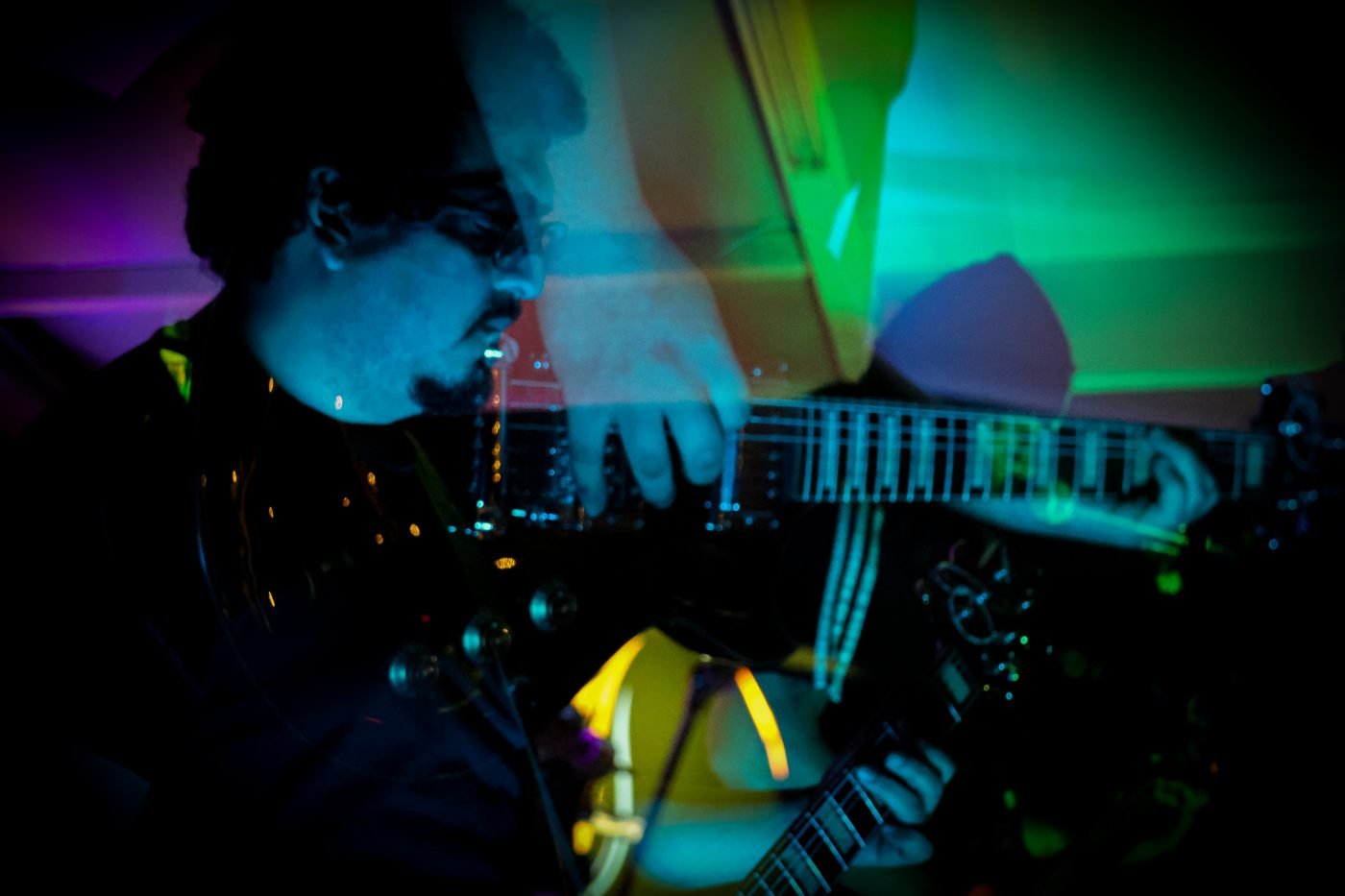 Guitarrista de Krohma bajo luz celeste, Kutral Ko