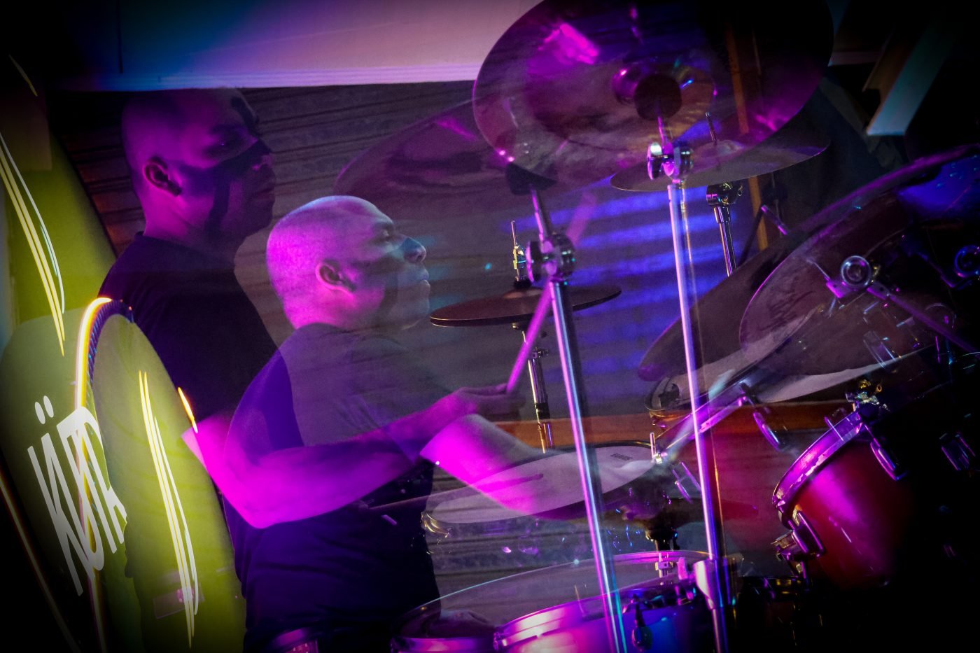 Baterista de Krohma con luces de colores, Kutral Ko