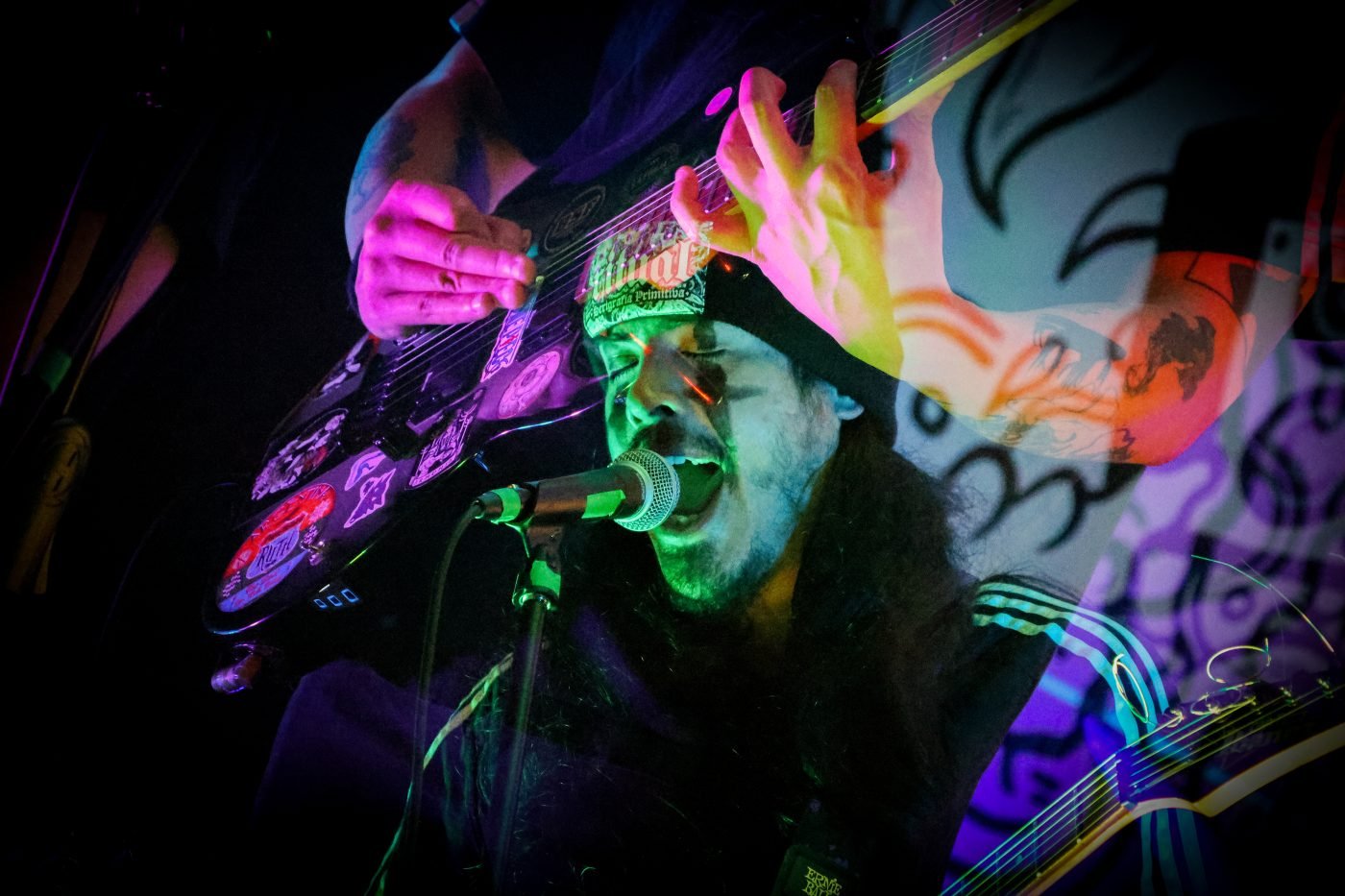 Vocalista de Krohma en un grito frente al micrófono, Kutral Ko