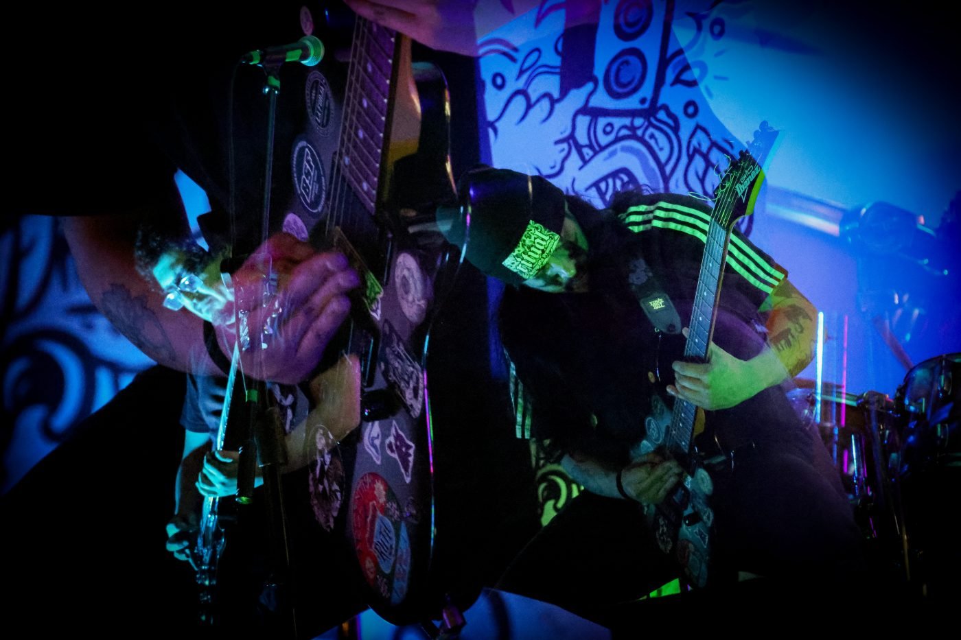 Guitarrista y vocalista de Krohma juntos en escena, Kutral Ko