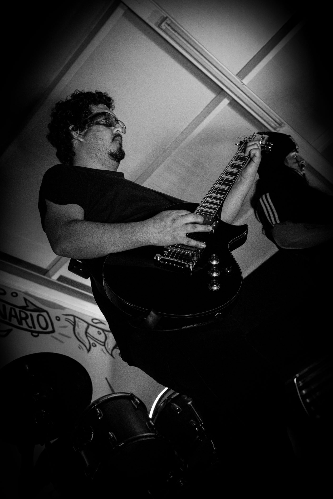 Guitarrista de Krohma en blanco y negro, Kutral Ko