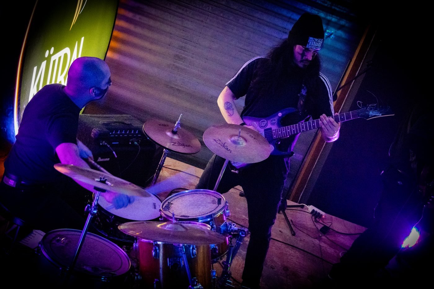 Guitarrista y baterista de Krohma en acción, Kutral Ko