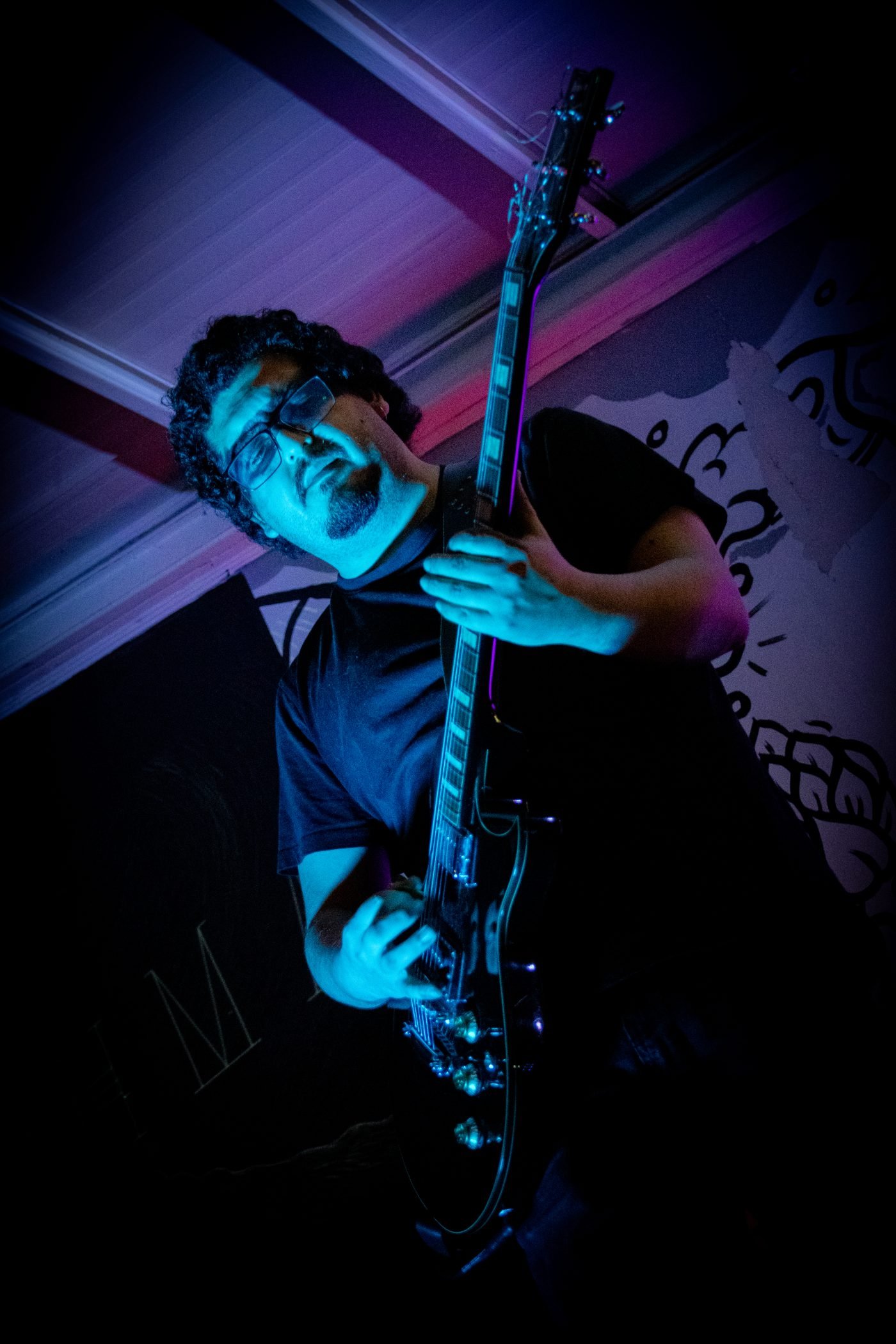 Guitarrista de Krohma bajo luz azul, Kutral Ko