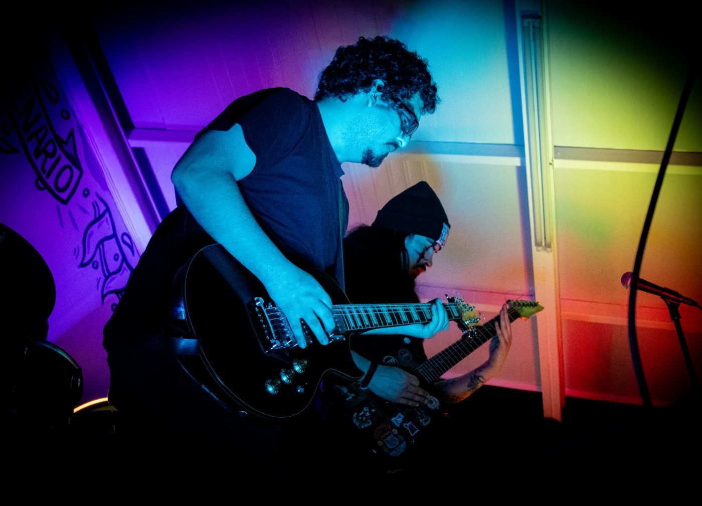 Guitarrista de Krohma frente a un fondo de colores, Kutral Ko