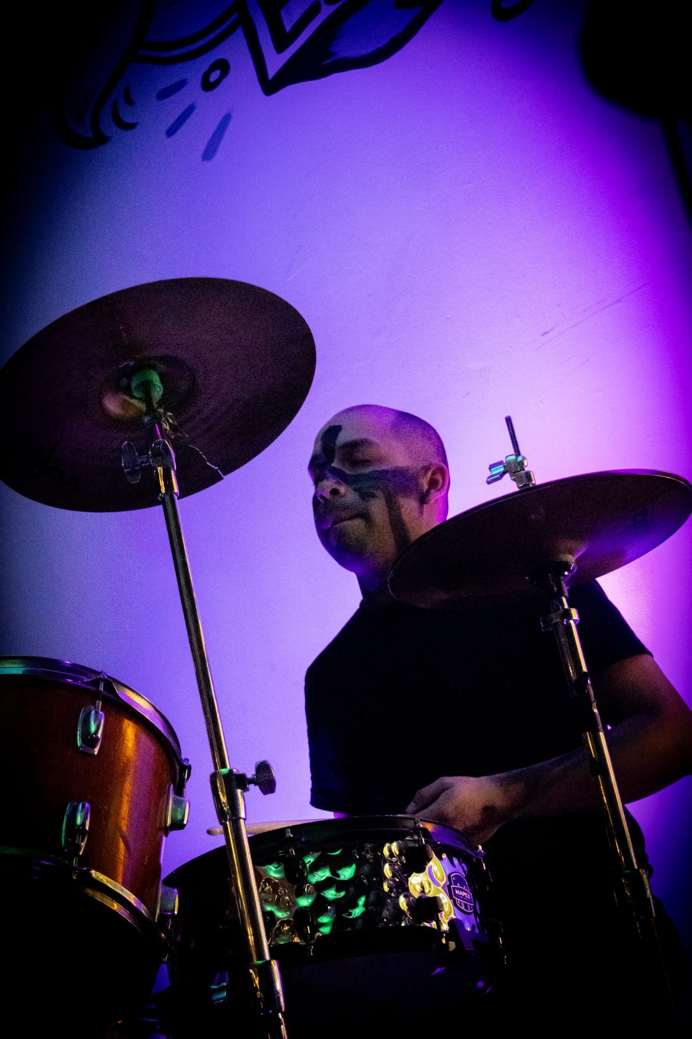 Baterista de Krohma en primer plano, luz púrpura, Kutral Ko