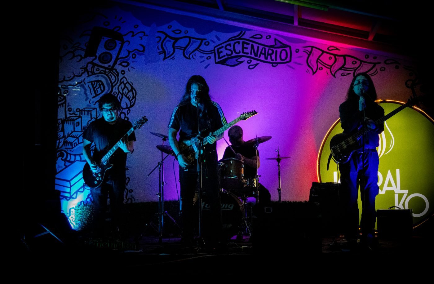 Krohma completo sobre el escenario, Kutral Ko