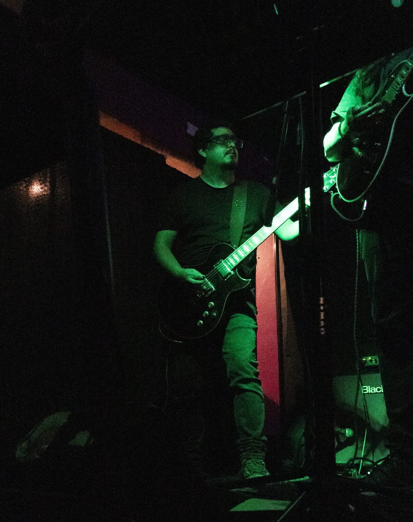 Guitarrista de Krohma bajo luz verde, La Esquina Rosada