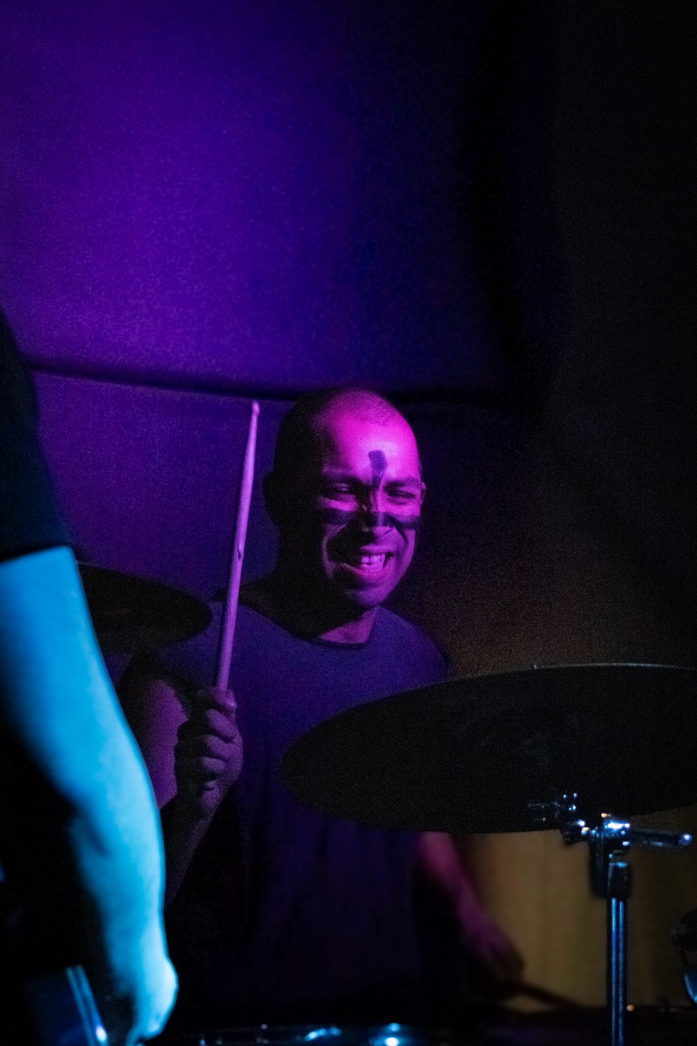 Baterista de Krohma en plena ejecución, La Esquina Rosada