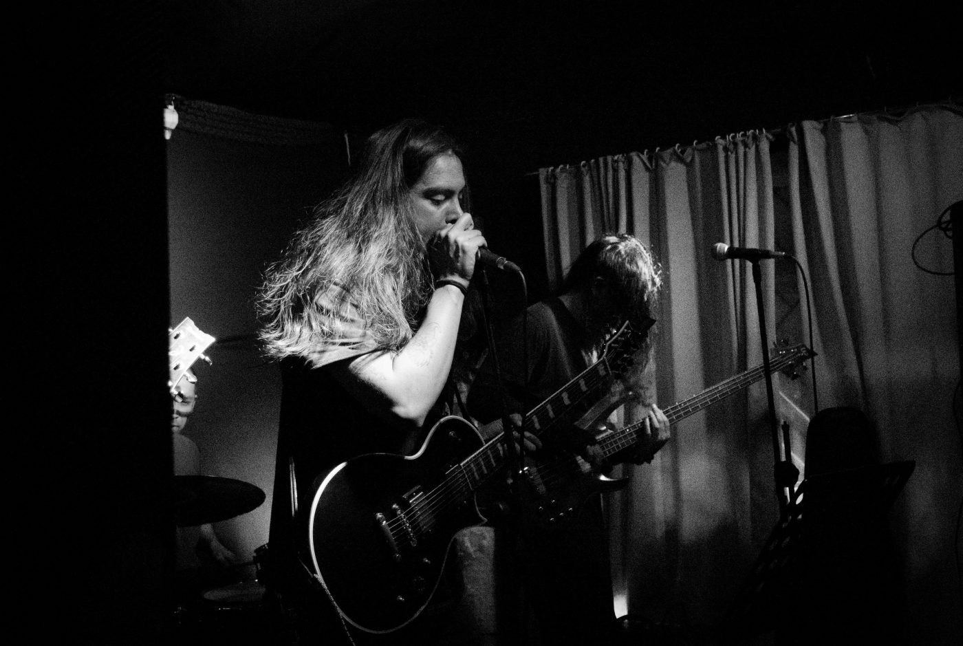 Vocalista y guitarrista de Krohma en blanco y negro, La Esquina Rosada