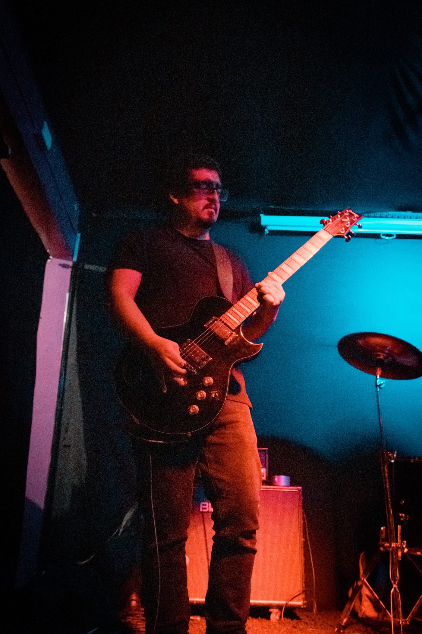 Guitarrista de Krohma bajo luz celeste, La Esquina Rosada