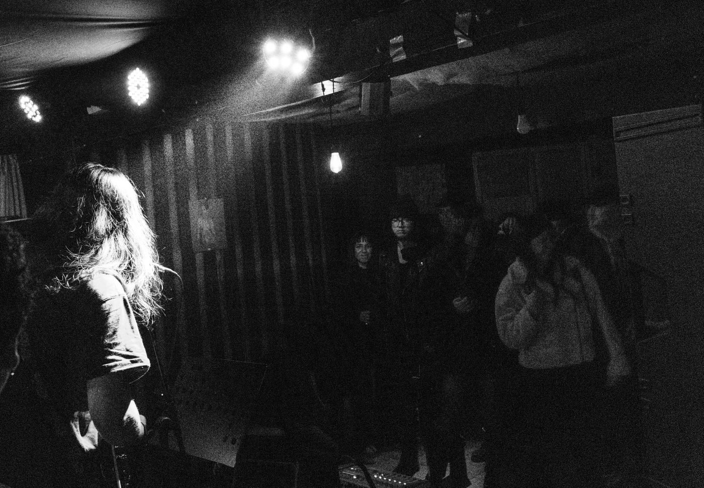 Público junto al escenario en blanco y negro, La Esquina Rosada