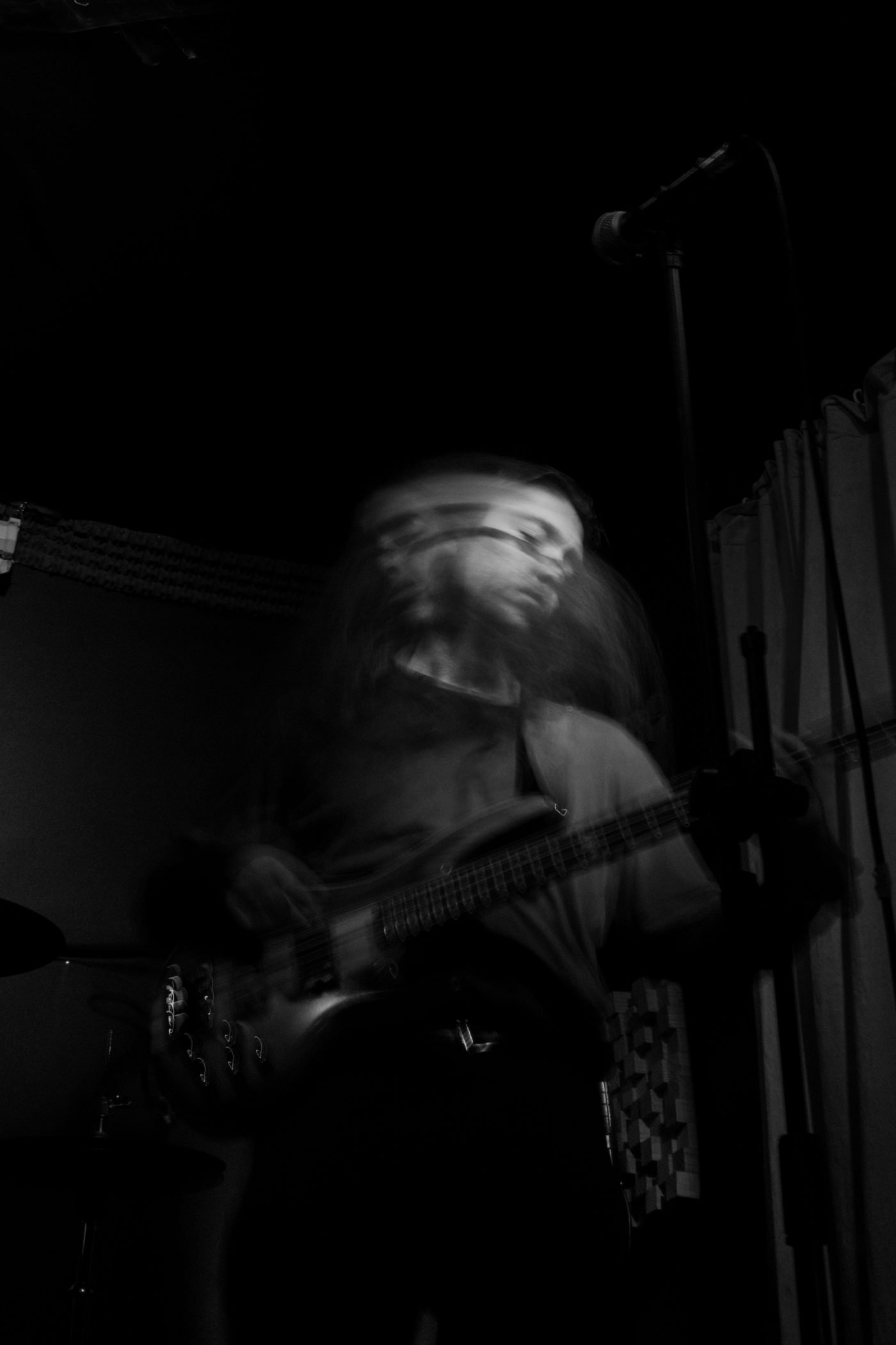 Bajista de Krohma en un efecto de movimiento, blanco y negro, La Esquina Rosada