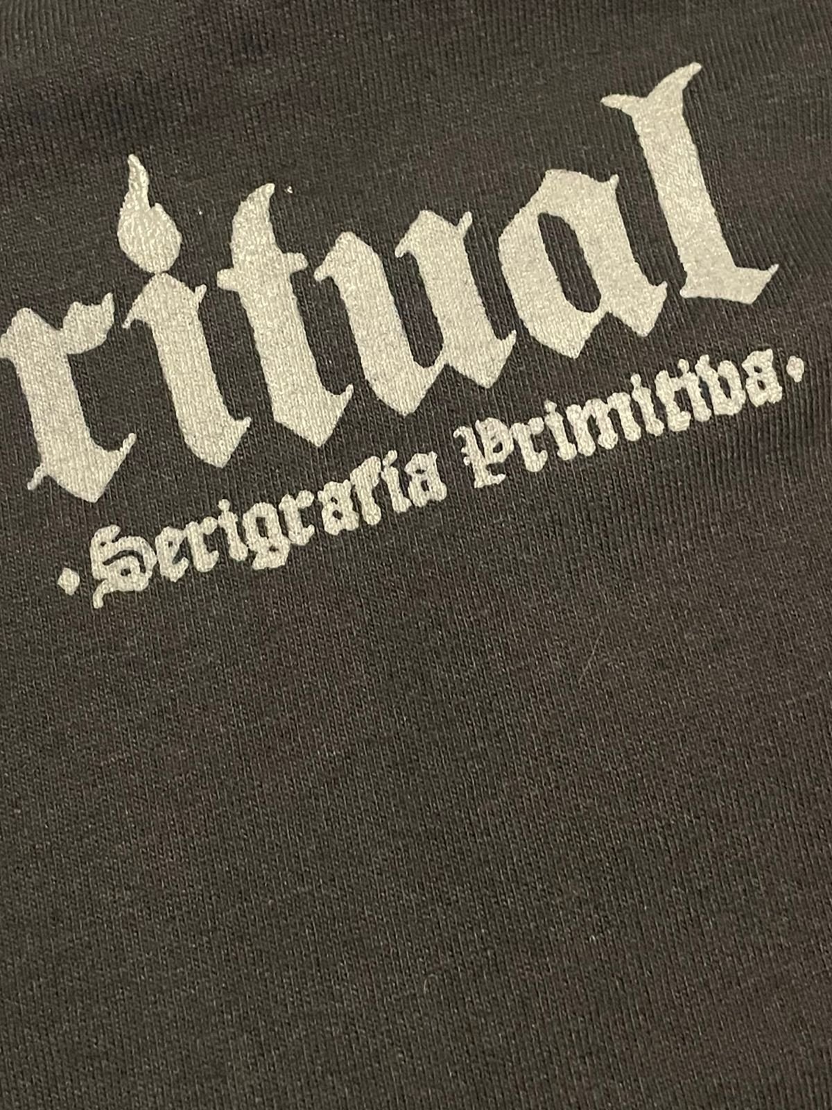 Logo "Ritual Serigrafía Primitiva" estampado bajo el cuello