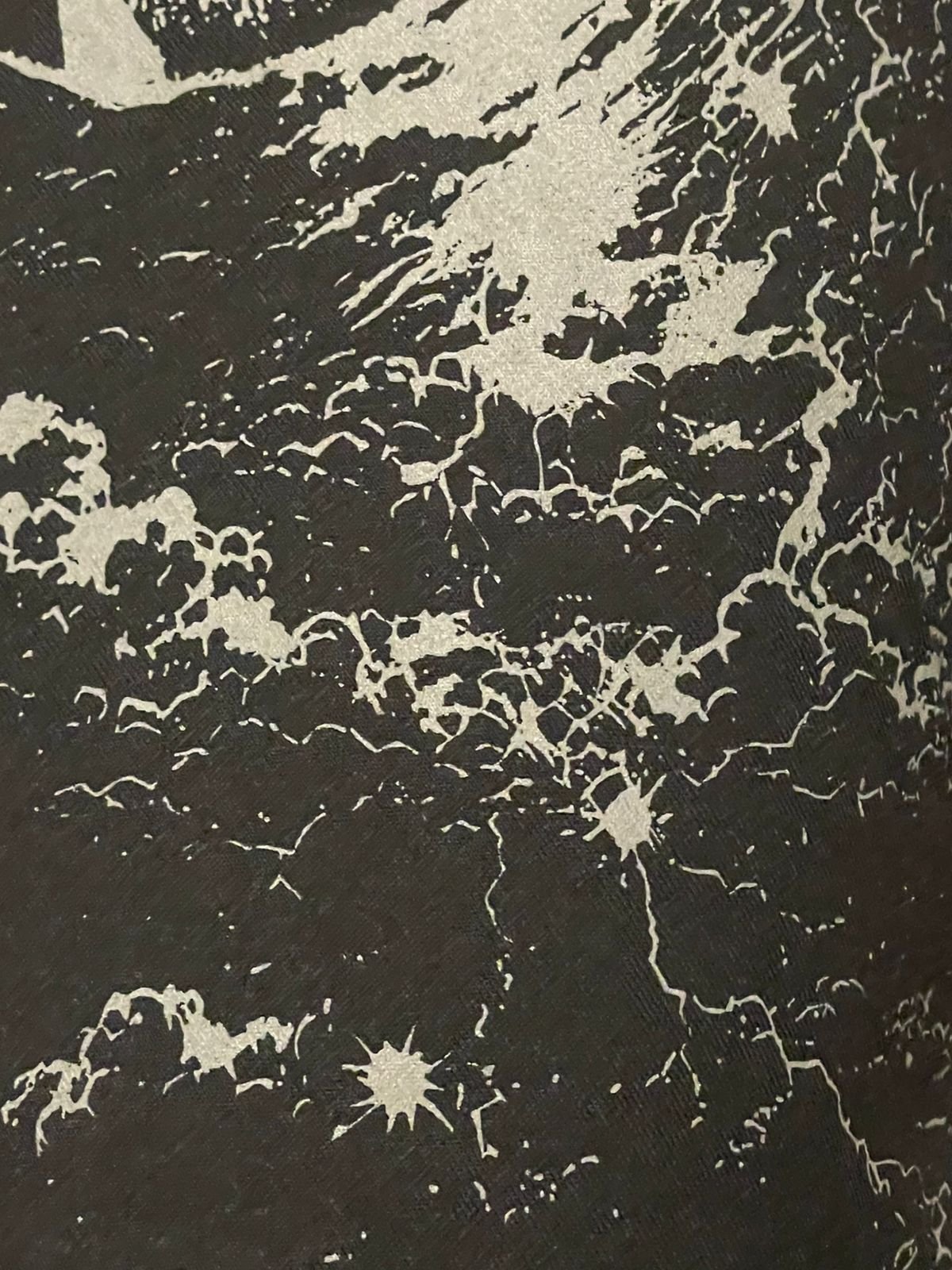 Textura del estampado en blanco sobre la tela negra
