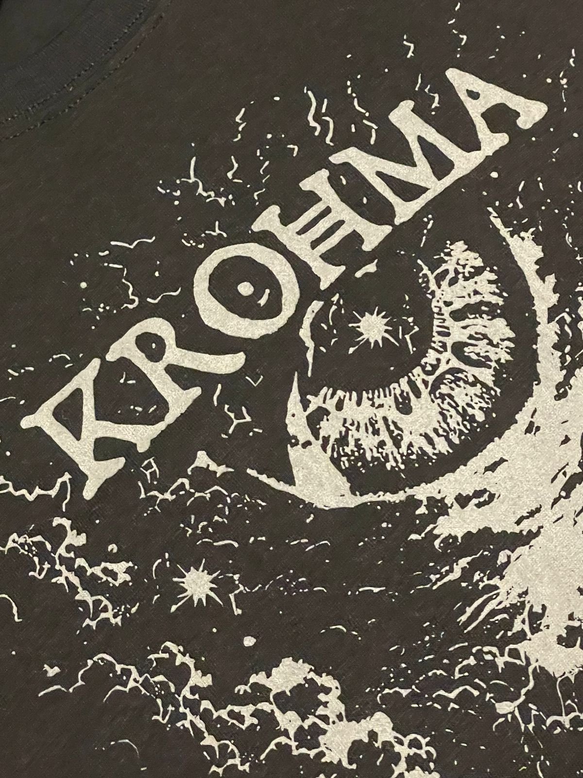 Detalle del texto KROHMA sobre la tela