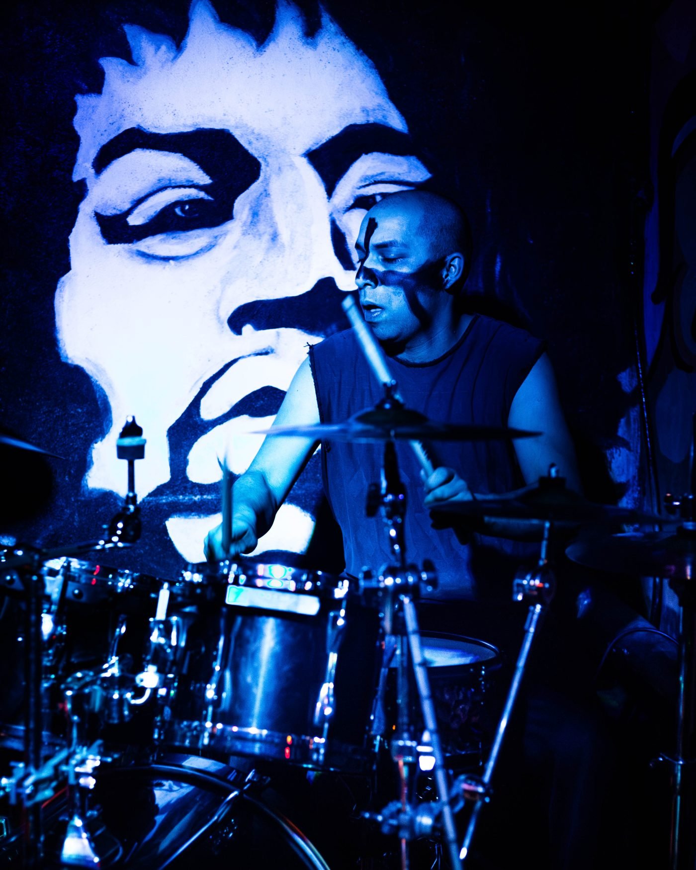 Vocalista y baterista de Krohma en luz azul, Santa Juana