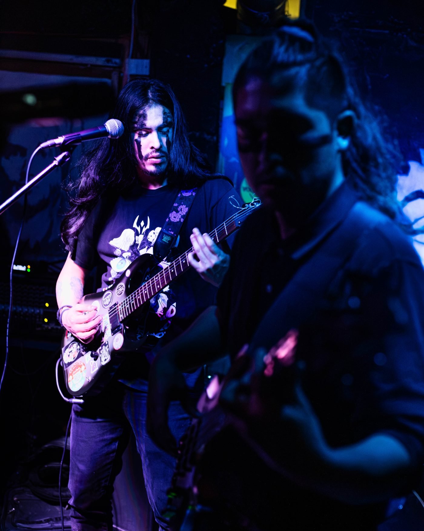 Guitarrista y vocalista de Krohma en vivo, Santa Juana