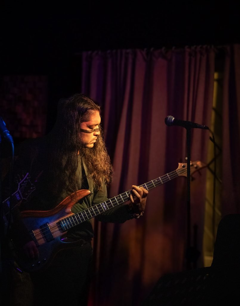Pablo Llanos Jara tocando el bajo en vivo