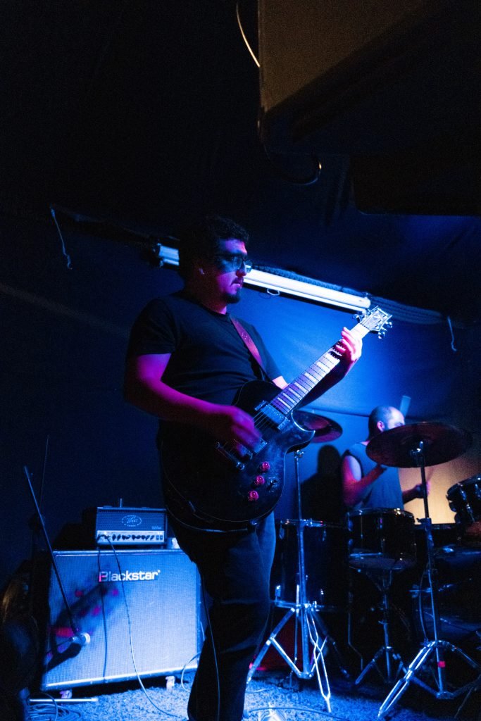 Felipe Llanos Jara tocando la guitarra en vivo